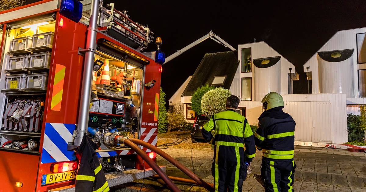 Brand in kachel van houten huis in Oosterhout, brandweer rukt met groot