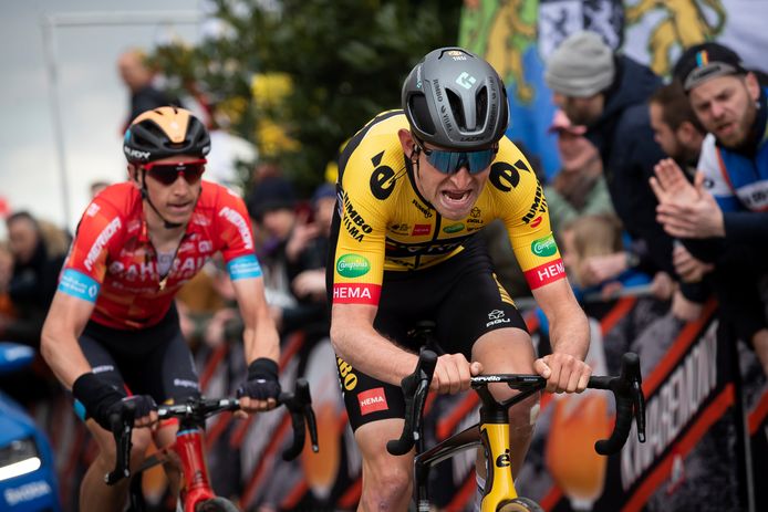 Tiesj Benoot in achtervolging op de Oude Kwaremont in het gezelschap van Dylan Teuns. Even later moet hij de Limburger laten rijden.