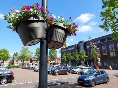 Goirle rolt tot in Riel zijn hangende bloemenmandjes uit
