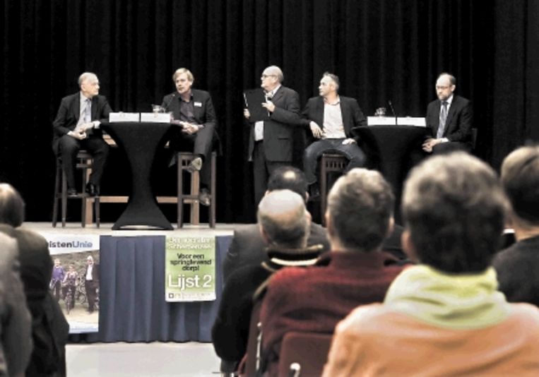 Debat tijdens een campagneavond voor de uitgestelde raadsverkiezingen in Scherpenzeel. ( FOTO KOEN VERHEIJDEN ) Beeld 
