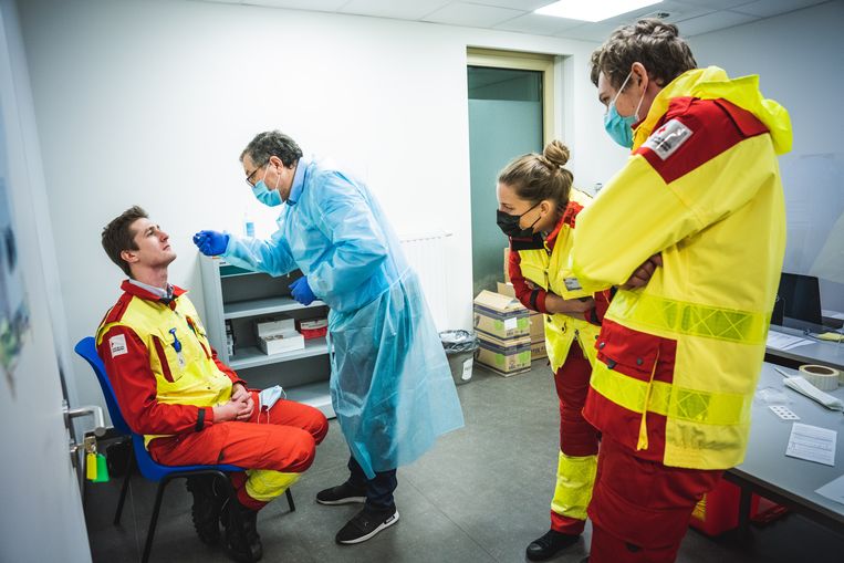 Het Rode Kruist oefent op een afname van een sneltest. Beeld Wannes Nimmegeers