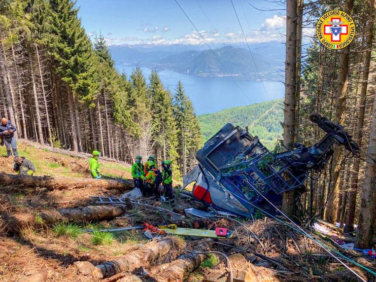 Quattordici persone sono morte in un incidente in una funivia nel nord Italia