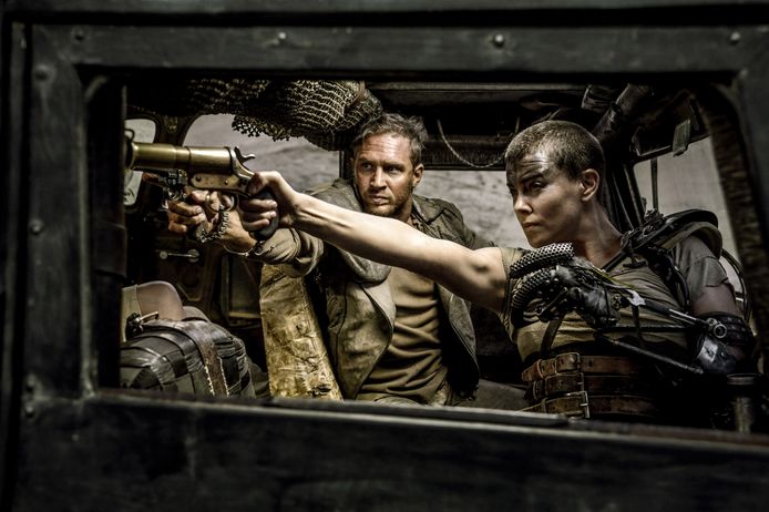 Tom Hardy als Max Rockatansky en  Charlize Theron als  Imperator Furiosa in 'Mad Max' (2015)