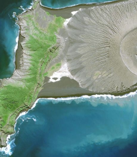 Des images saisissantes de la puissante éruption dans le Pacifique