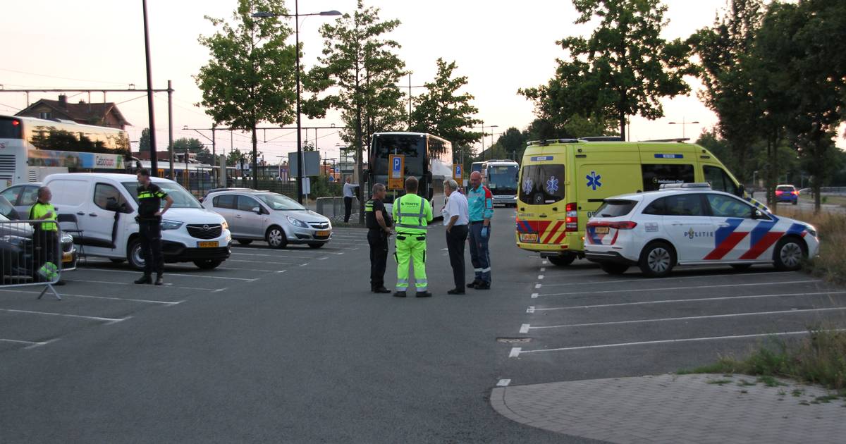 Automobilist rijdt verkeersregelaar aan bij station Rijssen | Rijssen ...