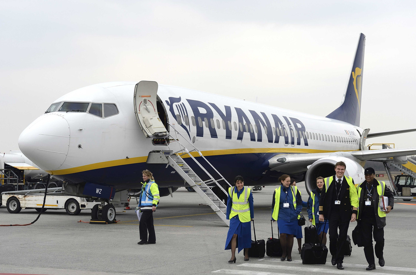 Ryanair uk. Boeing 737 Ryanair. Ryanair парк самолетов. Ryanair флот. Самолет Ryanair 1990.