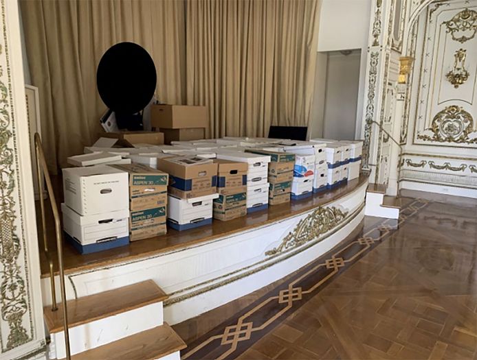 Sur cette photo fournie par le ministère américain de la Justice, des piles de cartons sont visibles dans la salle de bal "White and Gold" de la propriété de Mar-a-Lago à Palm Beach, en Floride.