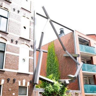 Dit 8 bij 9 meter grote gevaarte past nét tussen de oud- en nieuwbouw van de Lepelkruisstraat