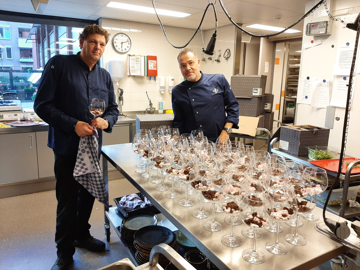 Bart Derks (rechts) en Arjen Cobelens leggen de laatste hand aan het dessert.