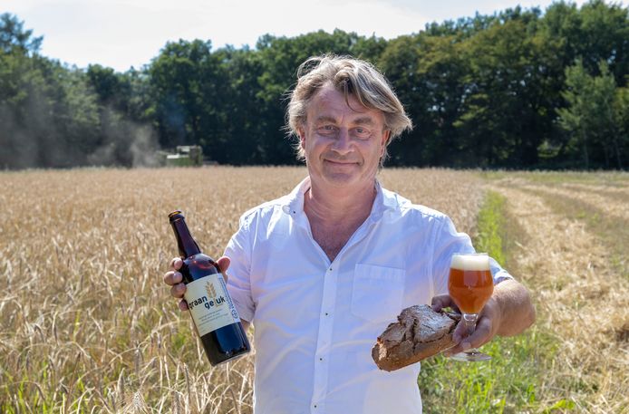 Initiatiefnemer Marcel van Silfhout met bier en brood dat Veluws kruiprogge bevat.