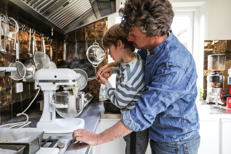 Gilles van der Loo maakt cornbread met zoon Nadim. Beeld Eva Plevier
