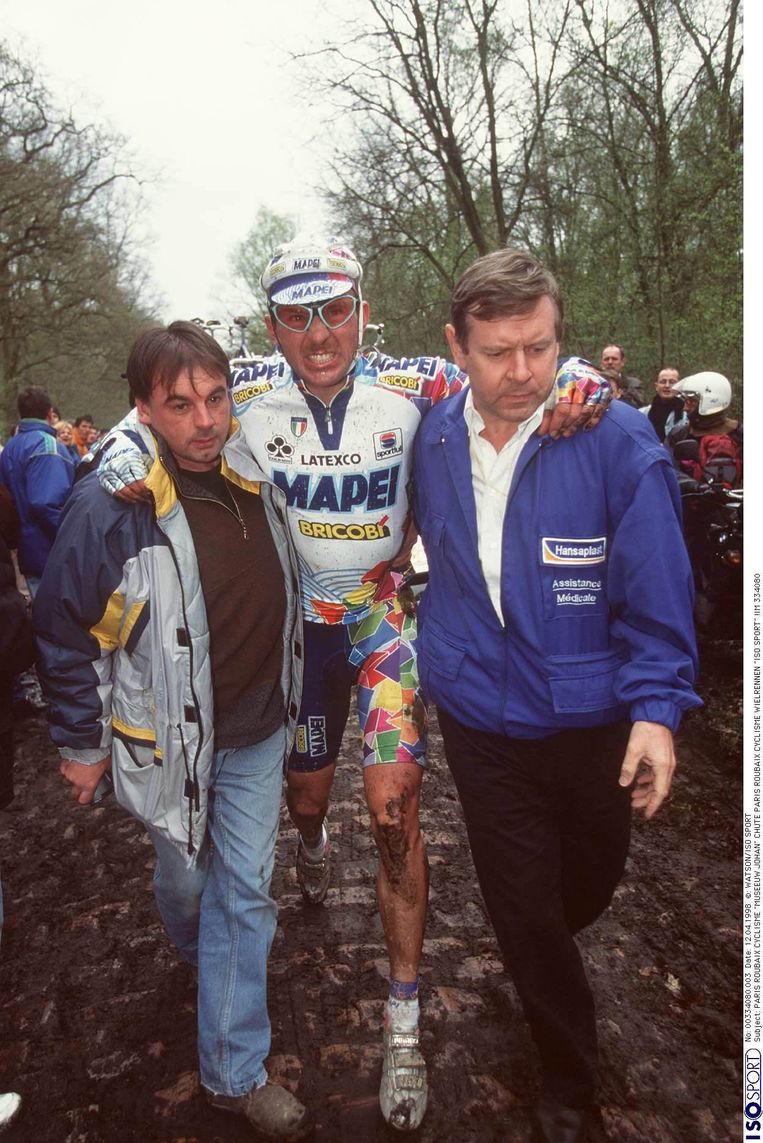 Johan Museeuw na zijn vieze val in het bos van Wallers in 1998. Zijn knie is kapot, en er komt een bloedvergiftiging aan.  Beeld ISOSPORT