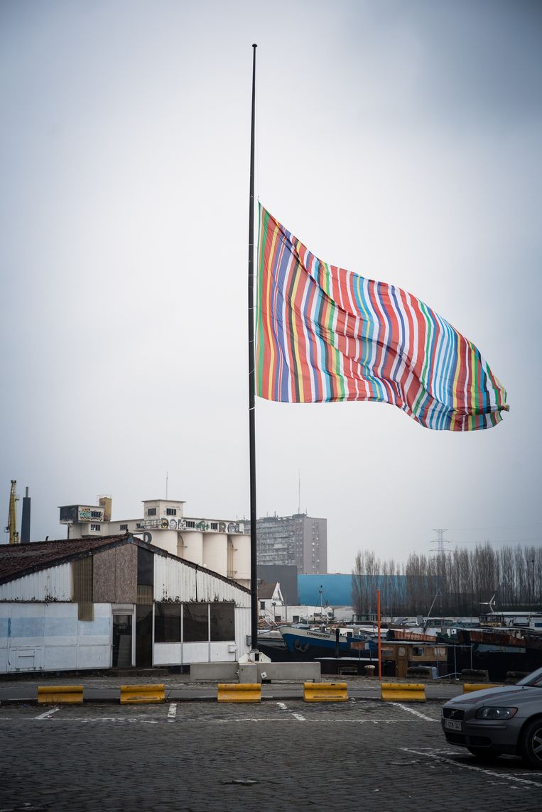 Aan de Oude Dokken in Gent wappert een ‘barcode-vlag’ van architect Rem Koolhaas, een symbool voor de ‘Europese republiek’. Beeld Wannes Nimmegeers