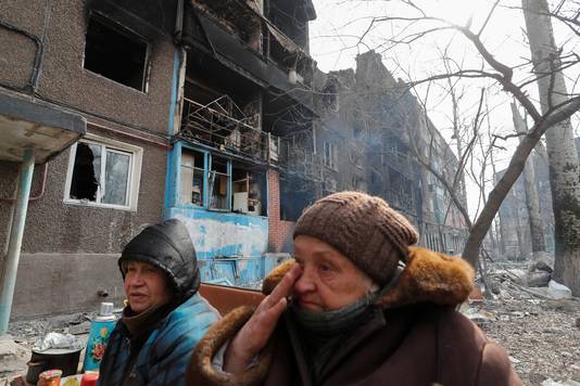 Lyubov Ostranitsa (76) en Svetlana Mechetnaya (60) wonen in de platgebombardeerde stad.