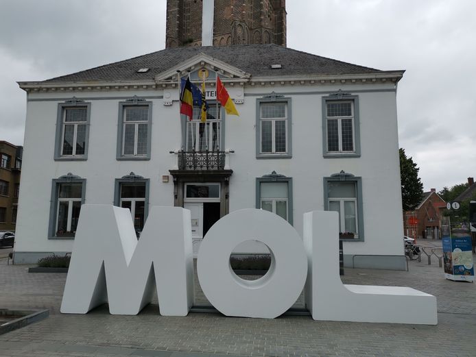 De reusachtige letters staan voor het oude gemeentehuis in Mol.