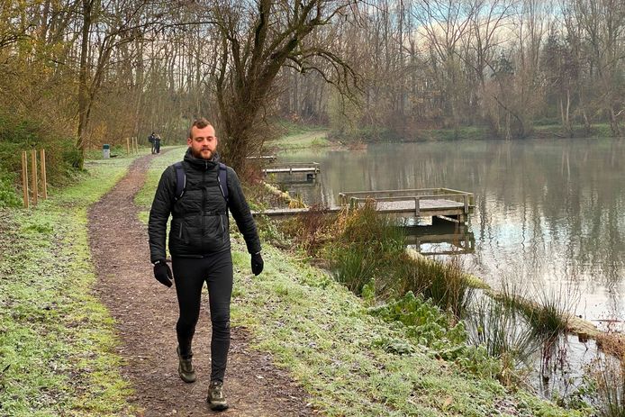 Lenny Bassleer (28) rondde de kaap van de 10.000 gewandelde kilometers in 2020 rond de vijver van het domein Steenberg in Erpe-Mere.