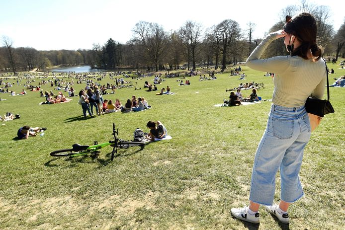 Jong en oud genieten van de zon in het Ter Kamerenbos.