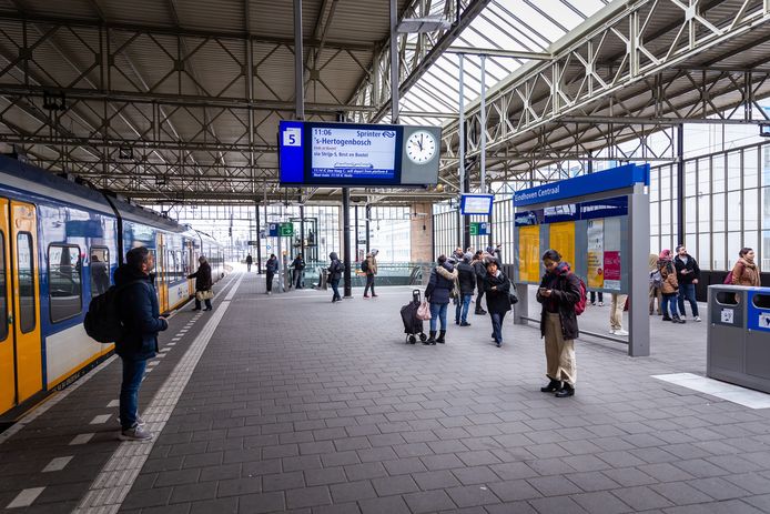 Algerijns duo verkeerd bezig, één van de twee pikt portemonnee op ...