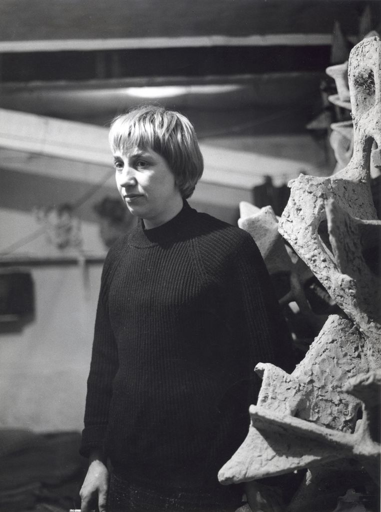 Lottie van der Gaag (1923-1999) tussen haar beelden in haar atelier, 1960. Beeld Nationaal Archief/Collectie Spaarnestad/Henk Hilterman
