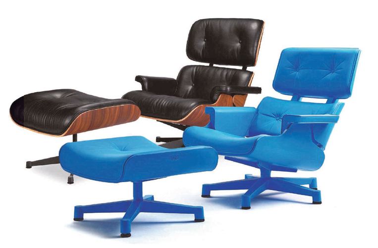 De iconische Eames Lounge Chair en een blauwe interpretatie van de Nederlandse ontwerpstudio Mal. Beeld rv/Bob Copray, Niels Wildenberg