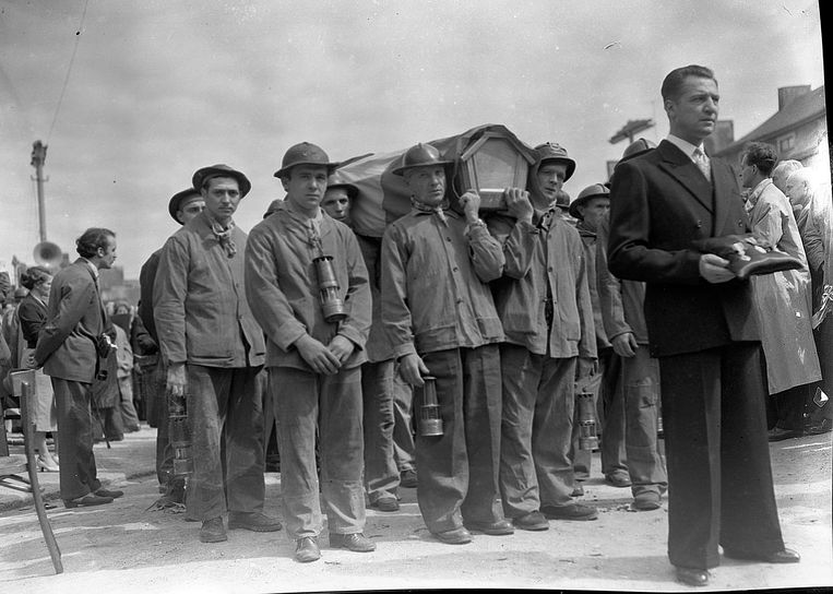 Op 8 augustus 1956 lieten 262 mijnwerkers het leven tijdens de brand in Bois du Cazier, Marcinelle. Beeld Photo News
