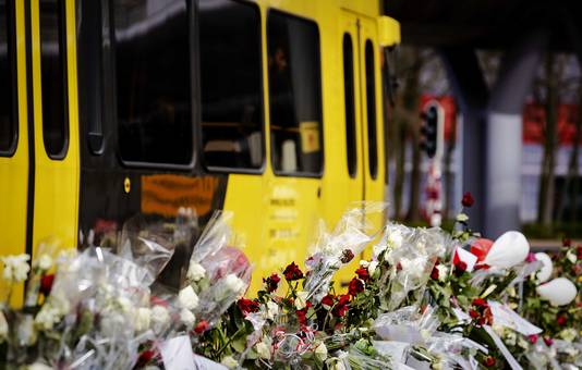 Een tram rijdt langs het 24 Oktoberplein, waar de aanslag op 18 maart plaatsvond. Gökmen Tanis opende het vuur in en bij een tram. Daarbij kwamen vier mensen om het leven.