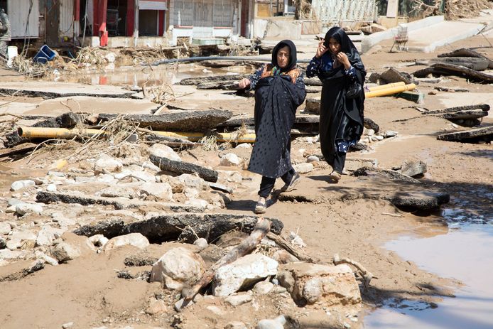 Vrouwen in de deels overstroomde stad Poldokhtar.