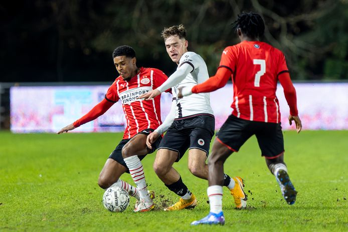 Excelsior-spits Thijs Dallinga in actie tegen Jong PSV, dat met 3-0 won op De Herdgang.