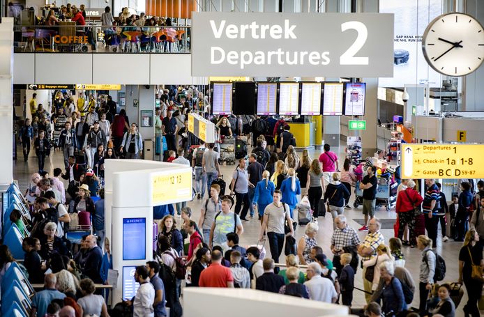 Reizigers in de vertrekhal van Schiphol op 31 juli, de drukste dag van het jaar voor de luchthaven.
