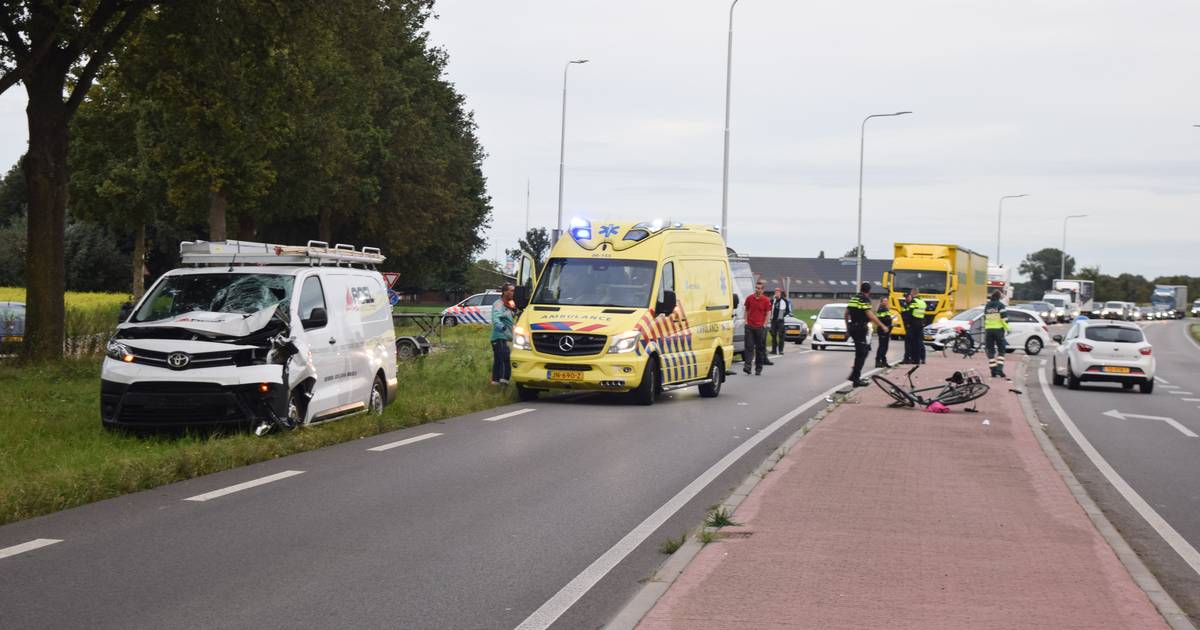 Jongen raakt ernstig gewond door botsing met bedrijfsbus in Terborg.