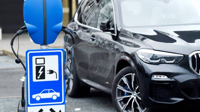 Gewone auto parkeren aan elektrische laadpaal? “58 euro boete, alstublieft” 