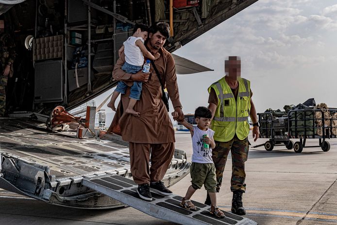 Een Afghaans gezin arriveert in Islamabad Airport nadat ze door de Belgische reddingsmissie zijn geëvacueerd uit Kaboel.