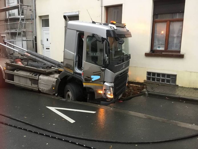 Vrachtwagen zakt door wegdek en veroorzaakt gaslek in Laken.