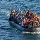 Rubberboten lek: bijna 250 vluchtelingen vermist