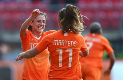 Van de Donk schiet uit slof bij monsterzege Oranje Leeuwinnen