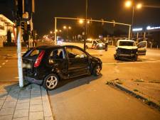 Harde botsing op kruispunt in Apeldoorn: bestelwagen raakt overstekende auto, beide zwaar beschadigd