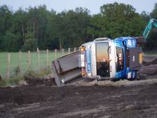 Vrachtwagen kantelt tijdens werkzaamheden aan A32 bij Steenwijk