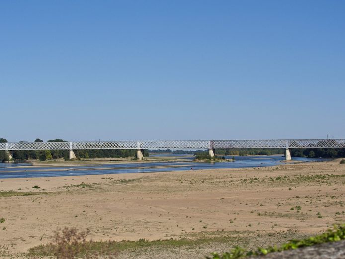 De uitgedroogde rivierbedding van de Loire in Saumur in het westen van Frankrijk.