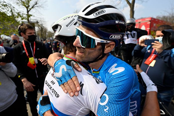 Alejandro Valverde omhelst Julian Alaphilippe.