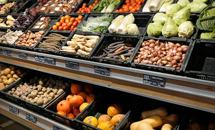 Afbeelding van biologische groenten in een supermarkt in Nederland.