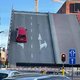 ▶ Nieuwe beelden tonen hoe auto  Leuvens gezin met 1-jarig kind van brug schuift en tuimelt