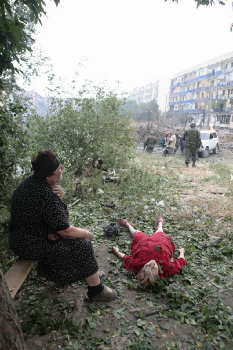 Een vrouw huilt na een Russisch bombardement op de stad Gori zaterdag. Foto AP Beeld 