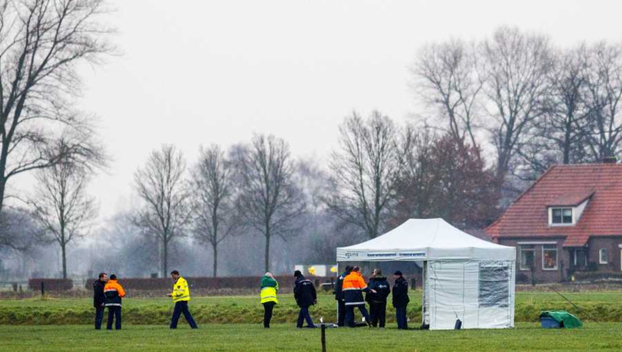 In een weiland vlakbij Teuge deed de politie onderzoek naar de fatale val van de 48-jarige parachutist uit Schijndel. Beeld anp