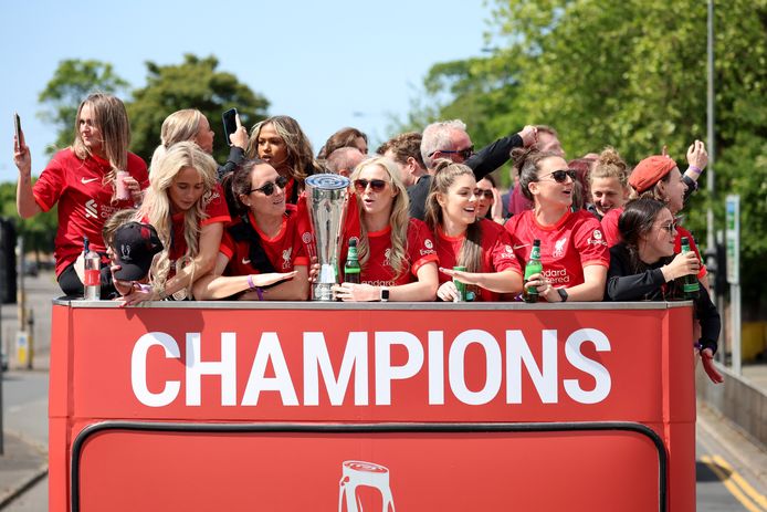 Het vrouwenteam van Liverpool, dat dit seizoen kampioen werd op het tweede niveau van Engeland.