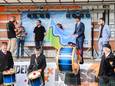 De nieuwe wijkvlag wordt gepresenteerd tijdens het eerste Haagse Beemden Festival een jaar geleden.  Rechts burgemeester Paul Depla en wethouder Arjen van Drunen.