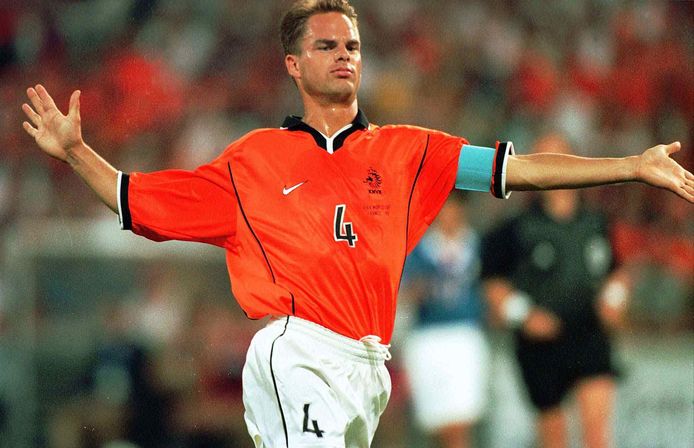 Frank de Boer als captain van Oranje tijdens het WK 1998 in Frankrijk.