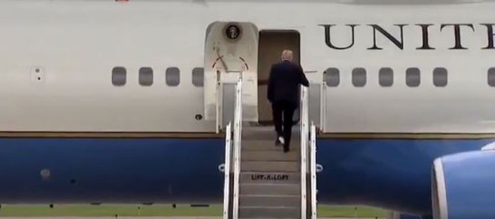 De president loopt de trap op met een stuk toiletpapier onder zijn linkerschoen. Pas wanneer hij de drempel overgaat, laat het los.