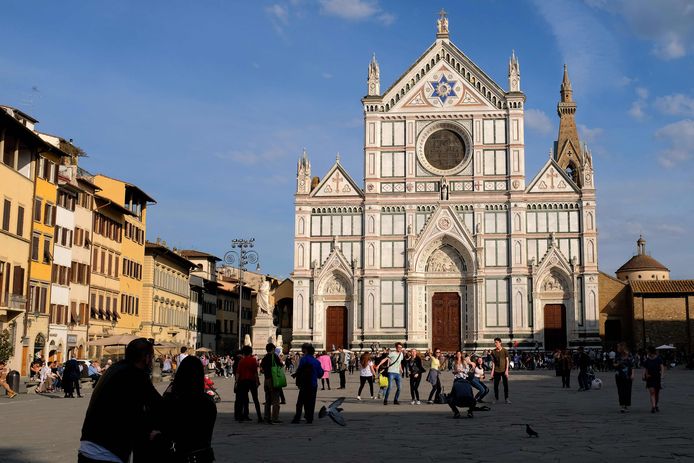 De Santa Croce-basiliek is een van de bekendste kerken in Firenze en een echte toeristische trekpleister.