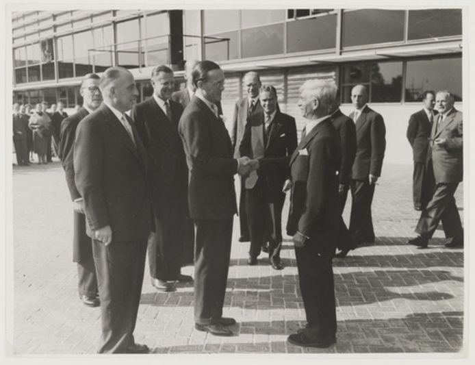 Prins Bernhard bezoekt Etten-Leur voor de opening van het Tomado-gebouw in Etten-Leur in 1955.