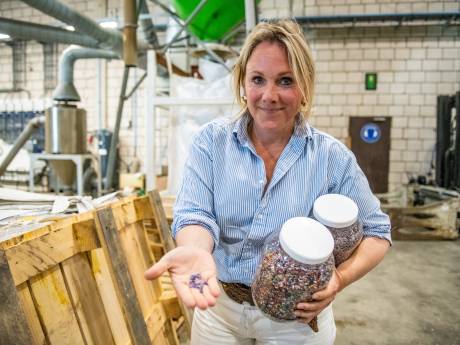 De weg van een weggegooide zwemband naar een gerecyclede teenslipper